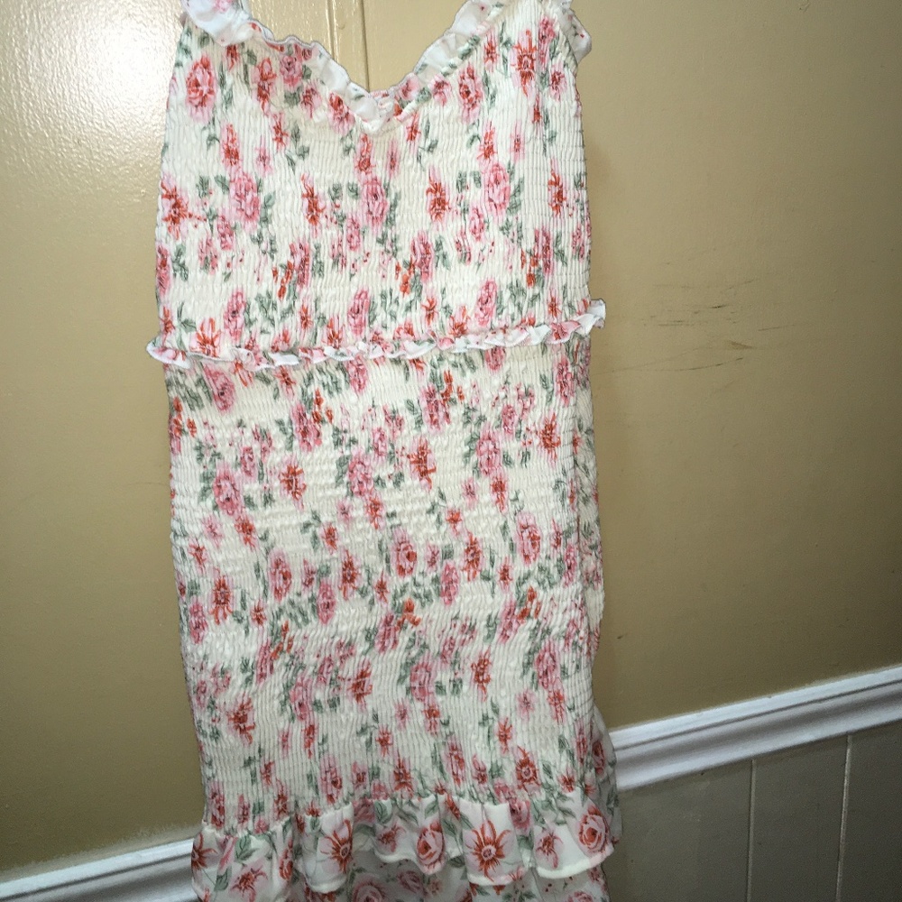 Size medium color white and pink